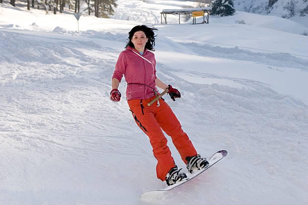 linda garota snowborder - snowboarding snowboard teenager red - fotografias e filmes do acervo