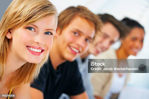 Closeup De Uma Jovem Mulher Estudante Sorridente Com Os Seus Colegas De Escola - Fotografias de stock e mais imagens de Pessoa a Estudar