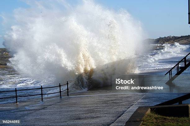 Maré Alta Tempestade De Inverno - Fotografias de stock e mais imagens de Subida do nível do mar - Subida do nível do mar, Ao Ar Livre, Calçada