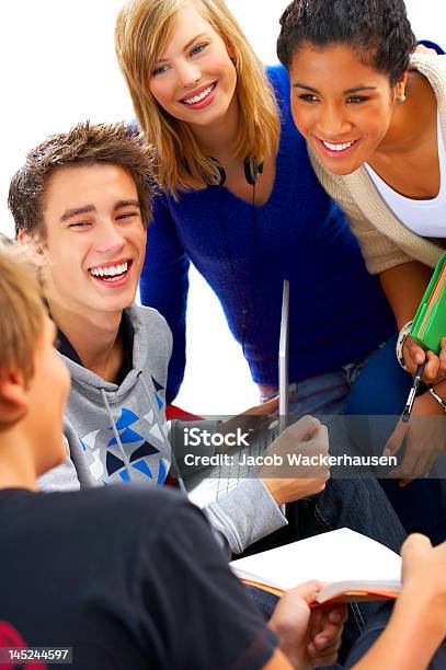 Foto de Quatro Estudantes Juntos e mais fotos de stock de Adolescente - Adolescente, Adolescentes Meninas, Adulto