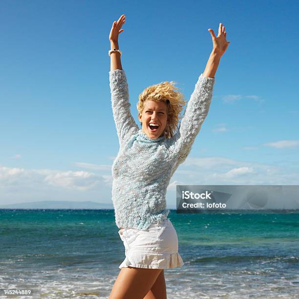 Foto de Mulher Jovem Feliz Sorrindo e mais fotos de stock de 20-24 Anos - 20-24 Anos, Adulto, Alegria