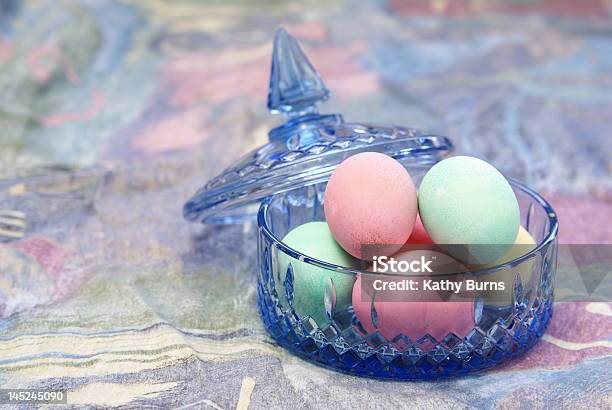Fancy Uova Di Pasqua - Fotografie stock e altre immagini di Arancione - Arancione, Bicchiere, Blu