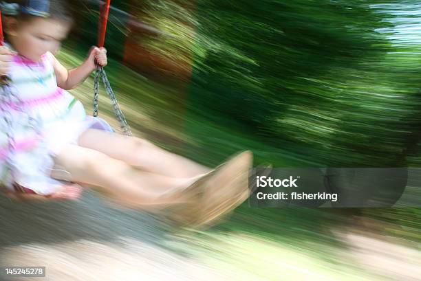 Foto de Menina No Balanço e mais fotos de stock de Adulto - Adulto, Alegria, Balançar