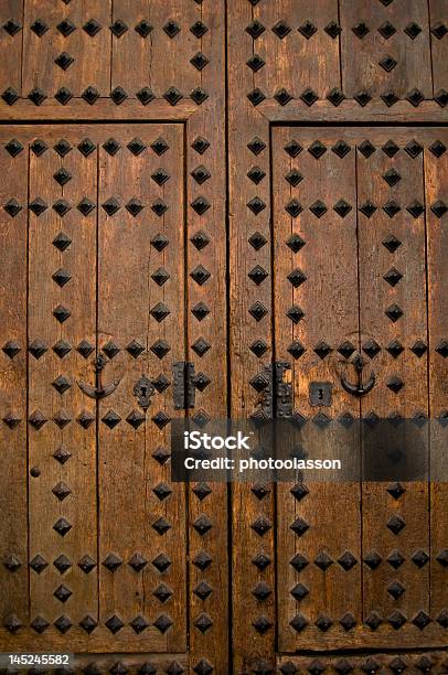 Zabytkowe Drewniane Drzwi Szczegóły Europie - zdjęcia stockowe i więcej obrazów Antyczny - Antyczny, Architektura, Bez ludzi