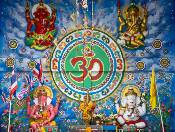 Samut Prakan, Thailand - July 07, 2022. Wat Sao Thong Nok. This temple has a Ganesh Buddha statue with a Tak God and a three headed elephant. The temple is attached to the waterfront but the water is quiet. So rarely see fish samut prakan, tailandia - 07 de julio de 2022. wat sao thong nok. este templo tiene una estatua de buda ganesh con un dios tak y un elefante de tres cabezas. el templo está unido a la costa, pero el agua es tranquila. así que rara vez ver peces