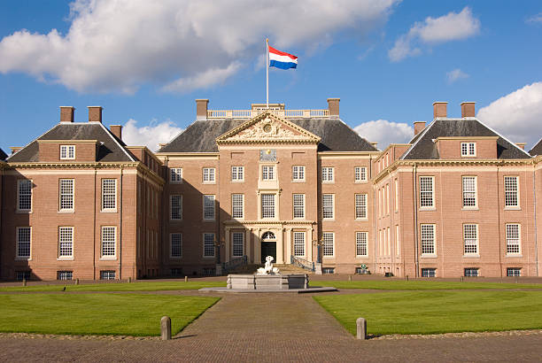 paleis het loo (королевский дворец в апелдорна, нидерланды - apeldoorn стоковые фото и изображения