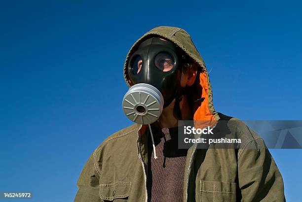 Uomo Con Una Maschera Antigas - Fotografie stock e altre immagini di Accudire - Accudire, Adulto, Ambiente