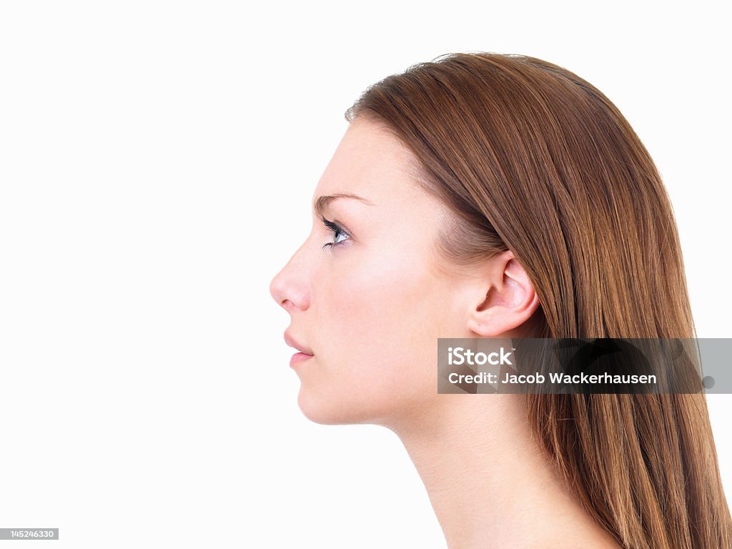 Hermosa mujer joven mirando hacia arriba - Foto de stock de Perfil - Vista de costado libre de derechos