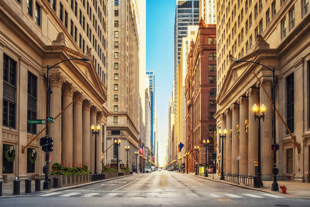 strada nel distretto finanziario di chicago - downtown district skyline skyscraper asphalt foto e immagini stock