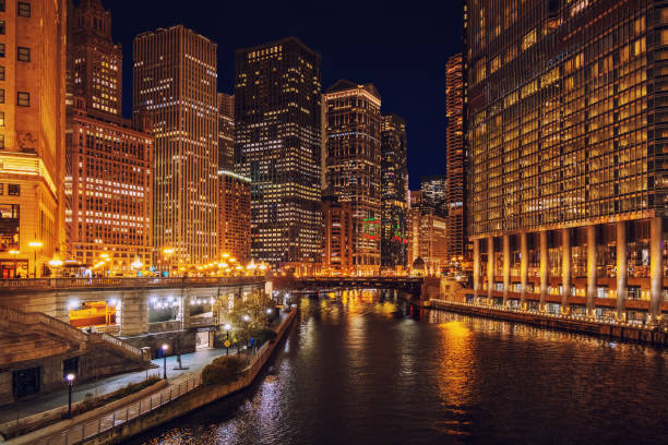 chicago river in nighttime - street light street bridge illuminated imagens e fotografias de stock