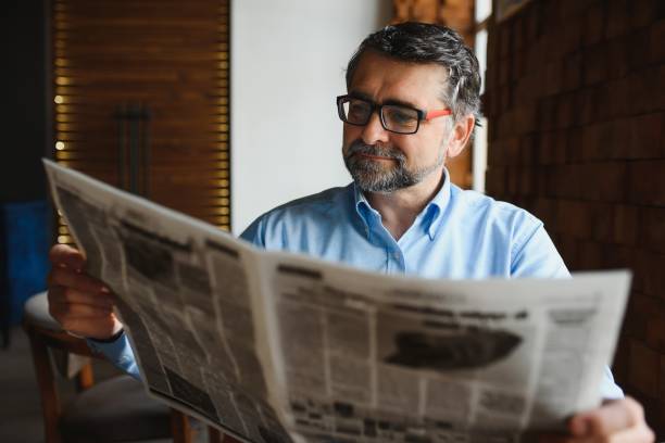 деловой человек, читающий газету, фоны кафе - newspaper glasses the media reading стоковые фото и изображения