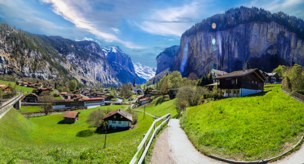 incredibile paesaggio delle montagne delle alpi svizzere e villaggi affascinanti. villaggio iconico con cascata -lauterbrunnen - muerren foto e immagini stock