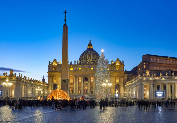 bazylika św. piotra i plac w boże narodzenie, watykan, rzym, włochy - cupola people rome lazio zdjęcia i obrazy z banku zdjęć