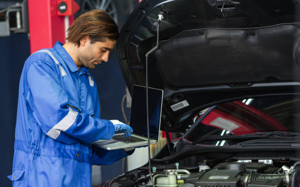 Portrait Adult Professional handsome caucasian male mechanic wearing uniform, holding laptop for fix, repair, check, inspect car engine, standing in automobile maintenance service center or shop retrato adulto profesional guapo mecánico caucásico vestido con uniforme, sosteniendo computadora portátil para arreglar, reparar, verificar, inspeccionar el motor del automóvil, de pie en el centro de servicio de mantenimiento de automóviles o tienda