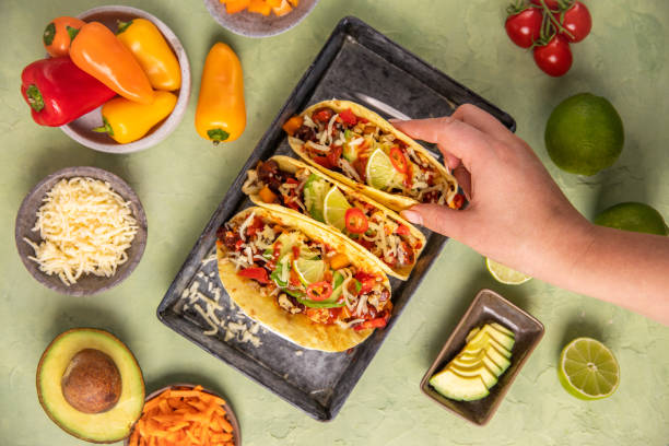 tacos veganos envuelven la comida tex mex con frijoles, aguacate, coliflor asada y verduras - guacamole restaurant mexican cuisine avocado fotografías e imágenes de stock