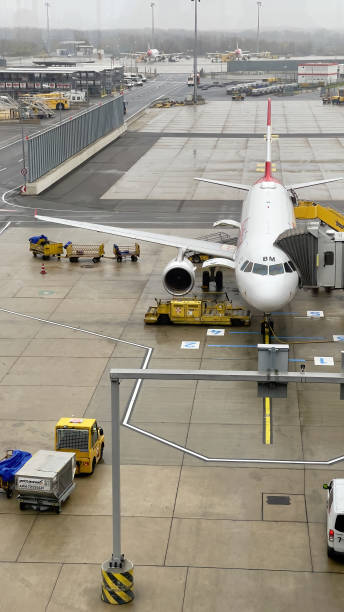 l'aereo si prepara per la partenza per la destinazione successiva - airport window outdoors airfield foto e immagini stock