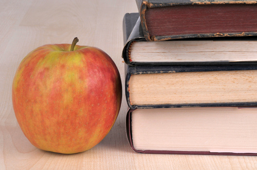 Apple and books close up | Pomme et livres en gros plan