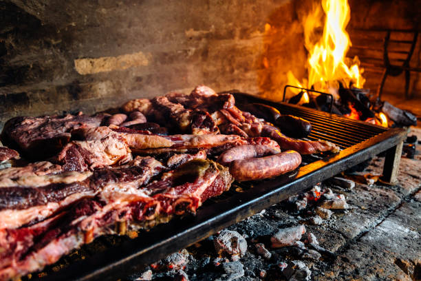 barbecue, barbecue viande cuite sur gril. asado traditionnel d’argentine, du paraguay et de l’uruguay. - steak argentina food silverware photos et images de collection