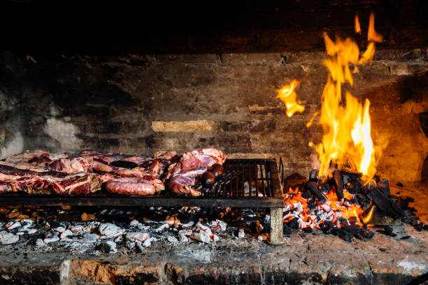 바베큐, 그릴에서 바베큐 고기 요리. 아르헨티나의 전통 아사도, 파라과이 y 우루과이. - argentina barbecue grill steak barbecue 뉴스 사진 이미지