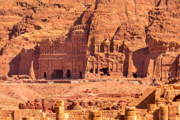 петра, иорданская королевская и коринфская гробница - petra antiquities jordan middle east стоковые фото и изображения