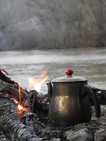 https://media.istockphoto.com/id/1452515913/photo/campfire-tea-steel-kettle-on-the-heat-of-campfire-making-morning-coffee-at-the-campsite.jpg?s=170667a&w=0&k=20&c=E3r3KuVBSPhU5az8dq8JAYS-NuMZRJVv0EZAjoqnFoI=