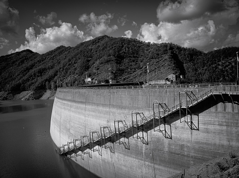 Ridracoli dam in black and white