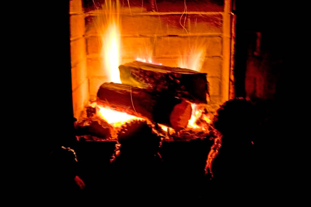 сушить три колпачка возле камина в темноте - brick red wool heat стоковые фото и изображения