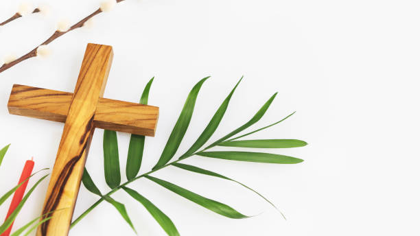 drewniane ukrzyżowanie, liść palmowy, gałązka wierzby i czerwona świeca kościelna - cross cross shape wood crucifix zdjęcia i obrazy z banku zdjęć