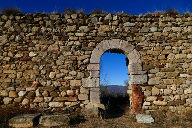Fillols, Saint Peter's Church : Romanesque church, in ruins, Pyrenees Orientales