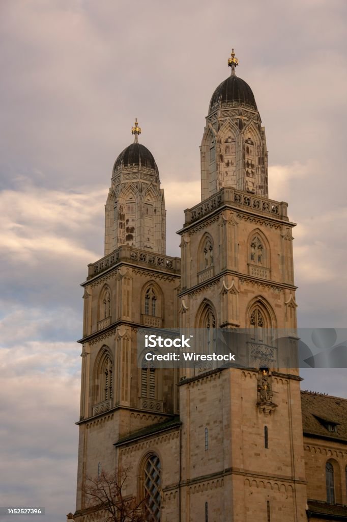 Iglesia De Grossmunster Zúrich Suiza Foto de stock y más banco de imágenes  de Arquitectura - Arquitectura, Catedral, Catedral Grossmünster - iStock