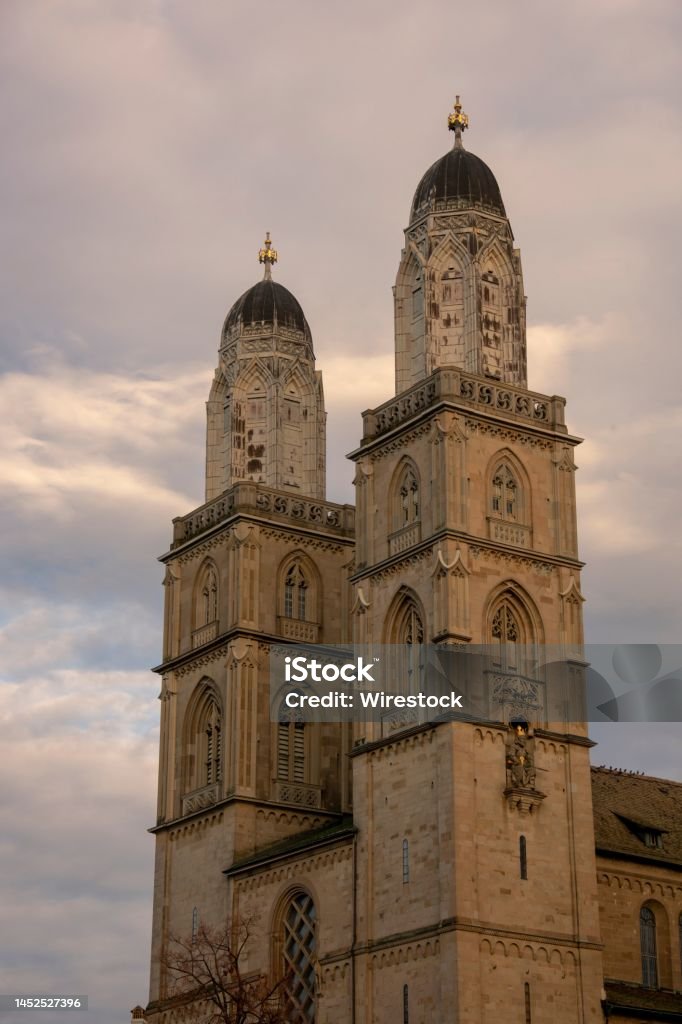 Iglesia De Grossmunster Zúrich Suiza Foto de stock y más banco de imágenes de Arquitectura - Arquitectura, Catedral, Catedral Grossmünster - iStock Iglesia De Grossmunster Zúrich Suiza Foto de stock y más banco de imágenes de Arquitectura - Arquitectura, Catedral, Catedral Grossmünster - iStock