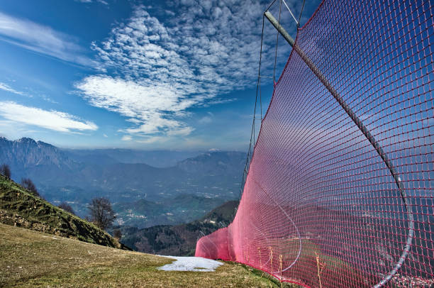 Cтоковое фото красные защитные сетки, установленные на горнолыжных склонах