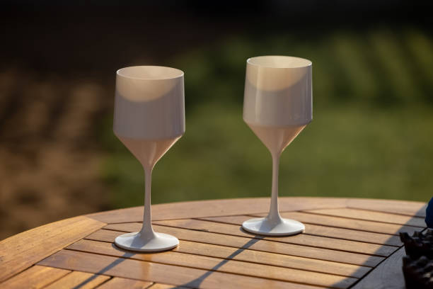 dois vidros brancos na mesa - packaging bottle plastic wine - fotografias e filmes do acervo