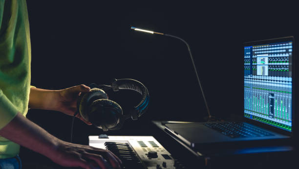 un uomo compositore, produttore, arrangiatore, cantautore, musicista mani arrangiando musica. - lyricist foto e immagini stock