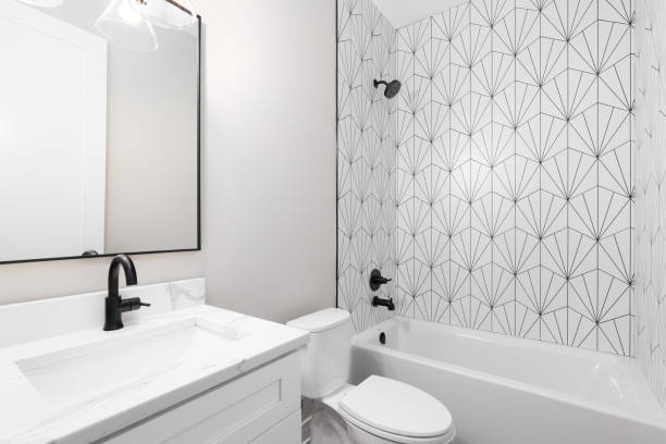 biała łazienka z prysznicem wyłożonym kafelkami kawala. - bathroom black faucet zdjęcia i obrazy z banku zdjęć