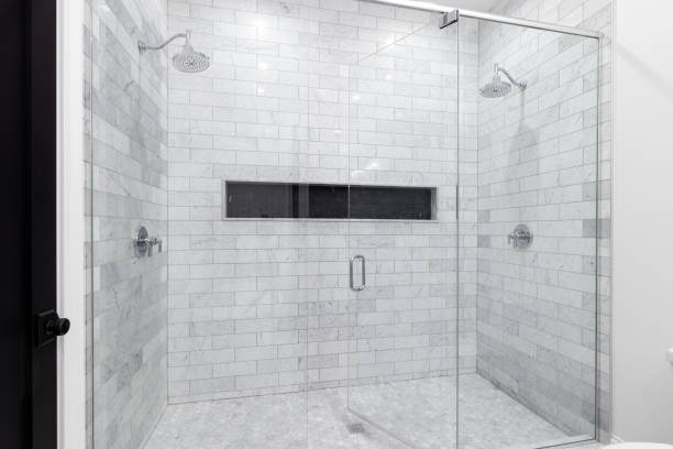una ducha de lujo con dos cabezales de ducha y azulejos de mármol del metro. - hexagon tile pattern black fotografías e imágenes de stock
