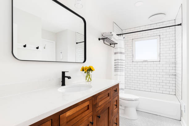 un bagno di casa colonica con un mobile in legno e doccia piastrellata della metropolitana. - bathroom bathtub contemporary tile foto e immagini stock