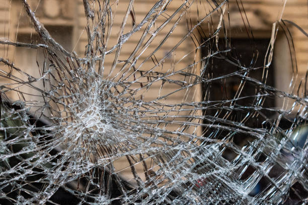 ventana del almacén rota - shattered glass broken window damaged fotografías e imágenes de stock