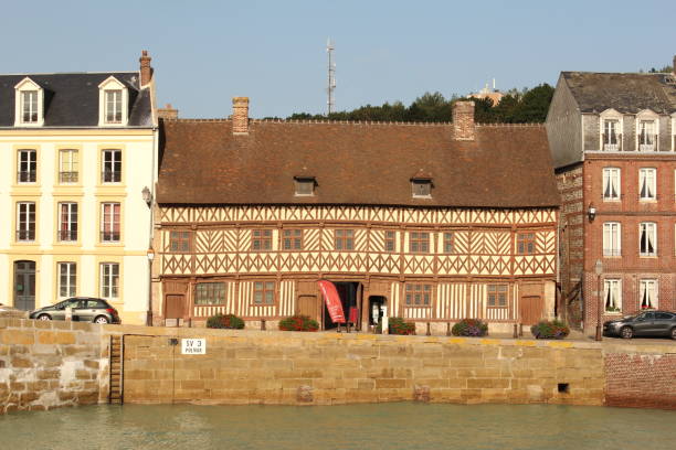 una storica casa a graticcio sulla costa francese - henry iv foto e immagini stock