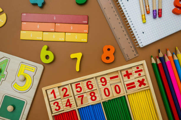 cancelleria scolastica, frazioni,numeri, righelli, matite su sfondo beige. ritorno a scuola, concetto educativo divertente. set di forniture per la matematica e per la scuola. primo piano - teaching blackboard preschool alphabetical order foto e immagini stock