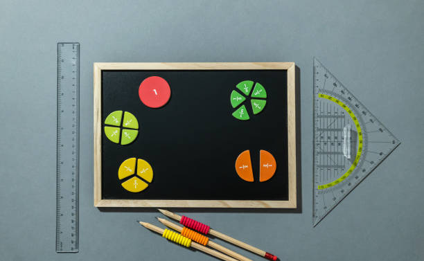 conjunto de suministros para matemáticas y para la escuela. fracciones, reglas, lápices, bloc de notas sobre fondo gris. vuelta al cole, concepto de educación divertida - teaching blackboard preschool alphabetical order fotografías e imágenes de stock