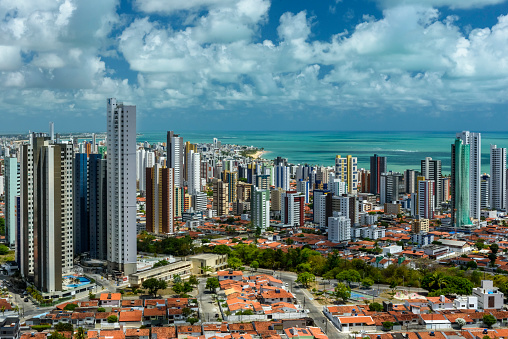 Joao Pessoa, Paraíba, Brasil, el 20 de diciembre de 2022. Vista parcial de la ciudad que muestra casas, edificios y la playa de Bessa al fondo. photo