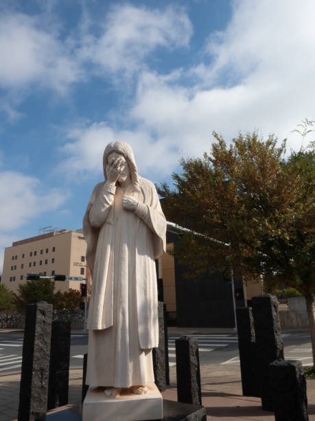 オクラホマシティ国立記念博物館の向かいで泣いたイエスと題された像 - oklahoma city oklahoma city national memorial oklahoma famous place ストックフォトと画像