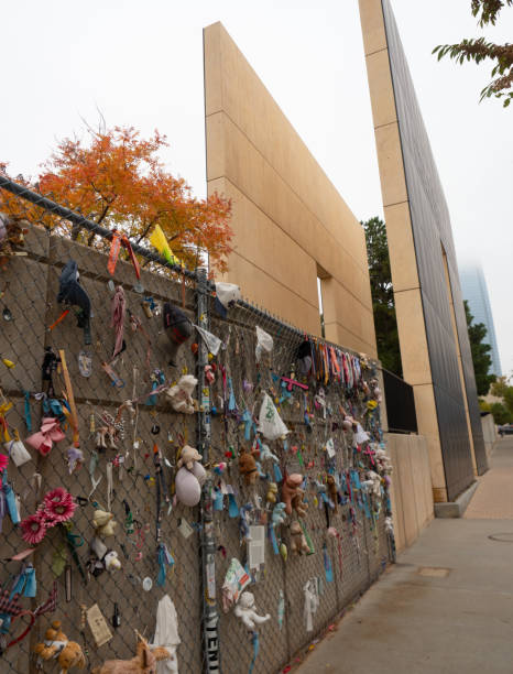 爆撃の犠牲者のために残された装身具と記念品が置かれたオクラホマシティ国立記念博物館のフェンス - oklahoma city oklahoma city national memorial oklahoma famous place ストックフォトと画像