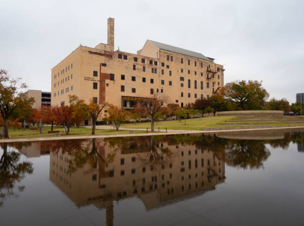 オクラホマシティ国立記念博物館と反射プールに映る紅葉の木々 - oklahoma city oklahoma city national memorial oklahoma famous place ストックフォトと画像