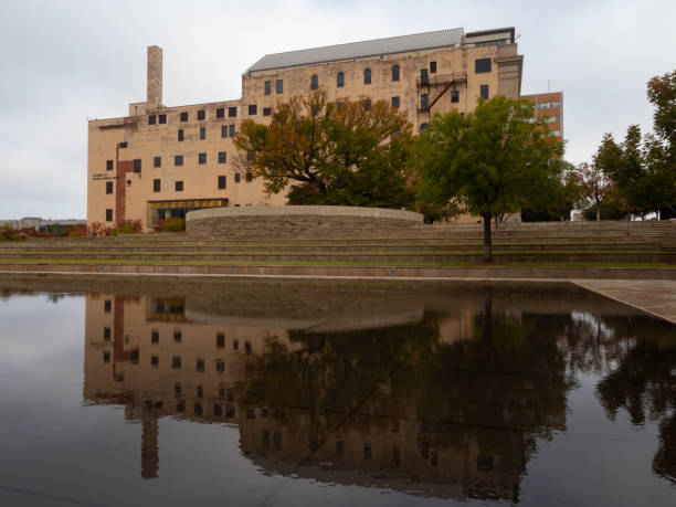 オクラホマシティ国立記念碑とサバイバーツリーと紅葉と反射プールに反射 - oklahoma city oklahoma city national memorial oklahoma famous place ストックフォトと画像