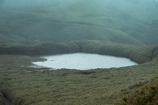 通往奇萊南峰與南華山的必經之路上，座落著一片高山的天然湖泊，山友們稱其為天池。