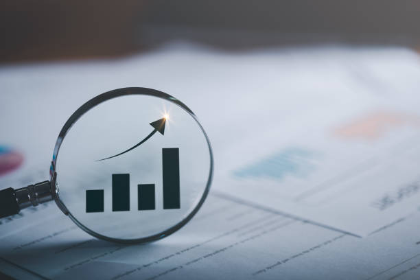 loupe montrant le graphique de croissance de l’entreprise, concept de progrès dans le développement, l’efficacité financière et l’investissement avec une stratégie commerciale pour les objectifs et les opportunités dans l’avenir de l’indust - productivité photos et images de collection