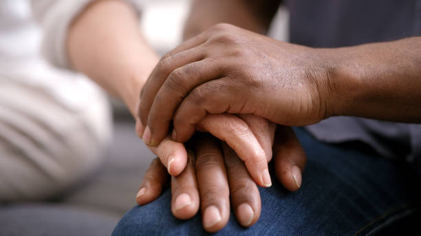 결혼 치료에서 희망, 공감 및 사랑을 위해 손을 잡고 지원, 도움 및 부부. 안전, 신뢰, 연대와 친절, 감사의 남녀를 배려와 존중으로 상담 - holding hands 뉴스 사진 이미지