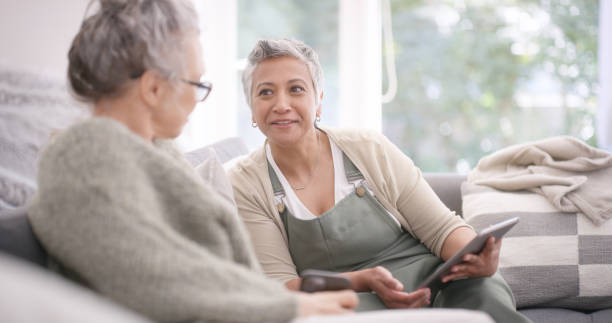 hablar, tableta y amigos mayores en las redes sociales hablar o compartir noticias de chismes o información en el sitio web de jubilación. relajándose, internet y mujeres mayores comparten contenido digital en línea en méxico - senior living communitiy fotografías e imágenes de stock